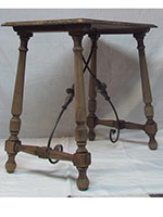 Mesa con pata de hierro restaurada